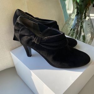 TAHARI Shoe Ankle Booties Size 7 1/2
